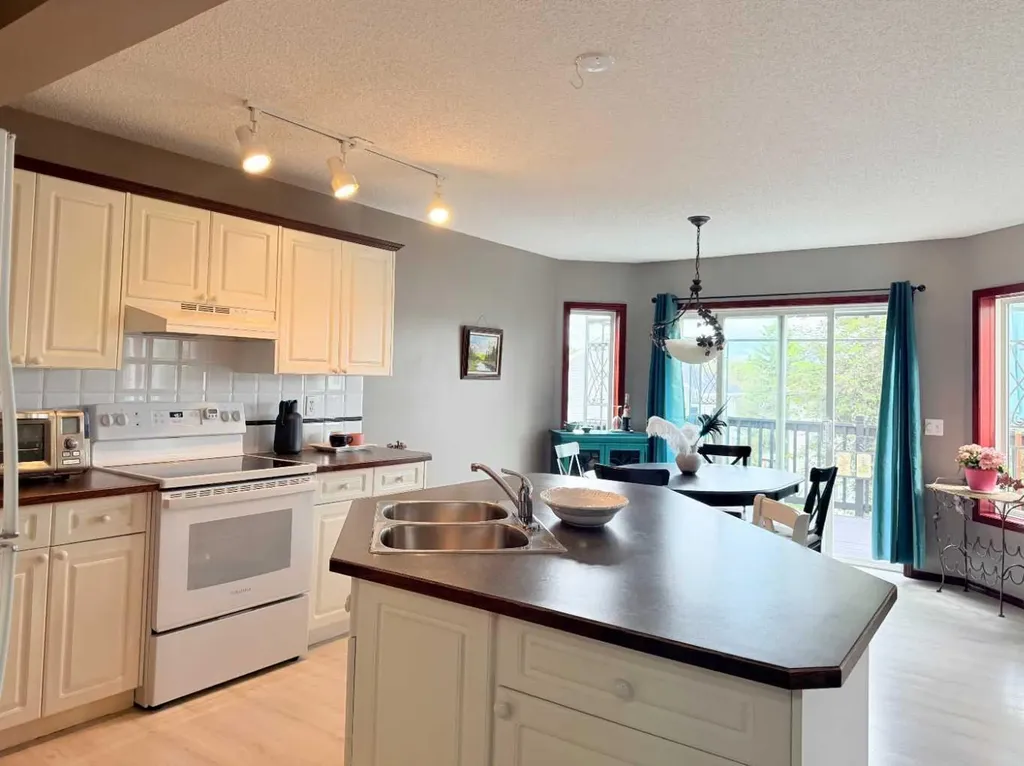 132 Somercrest Close SW Calgary AB T2Y3H8