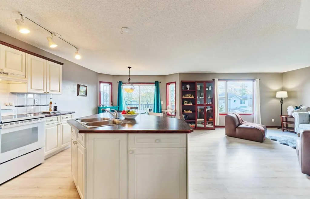 132 Somercrest Close SW Calgary AB T2Y3H8