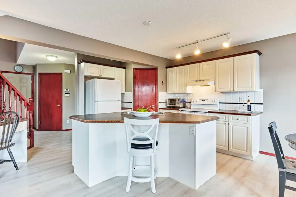 132 Somercrest Close SW Calgary AB T2Y3H8