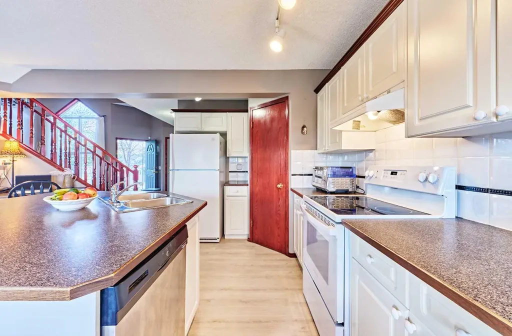 132 Somercrest Close SW Calgary AB T2Y3H8