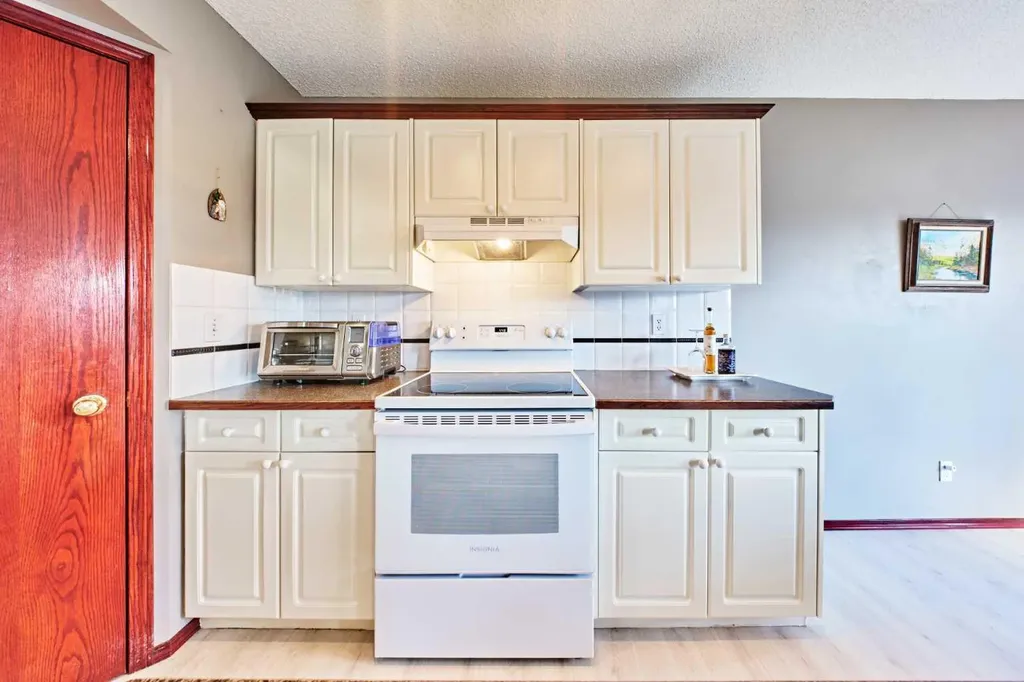 132 Somercrest Close SW Calgary AB T2Y3H8