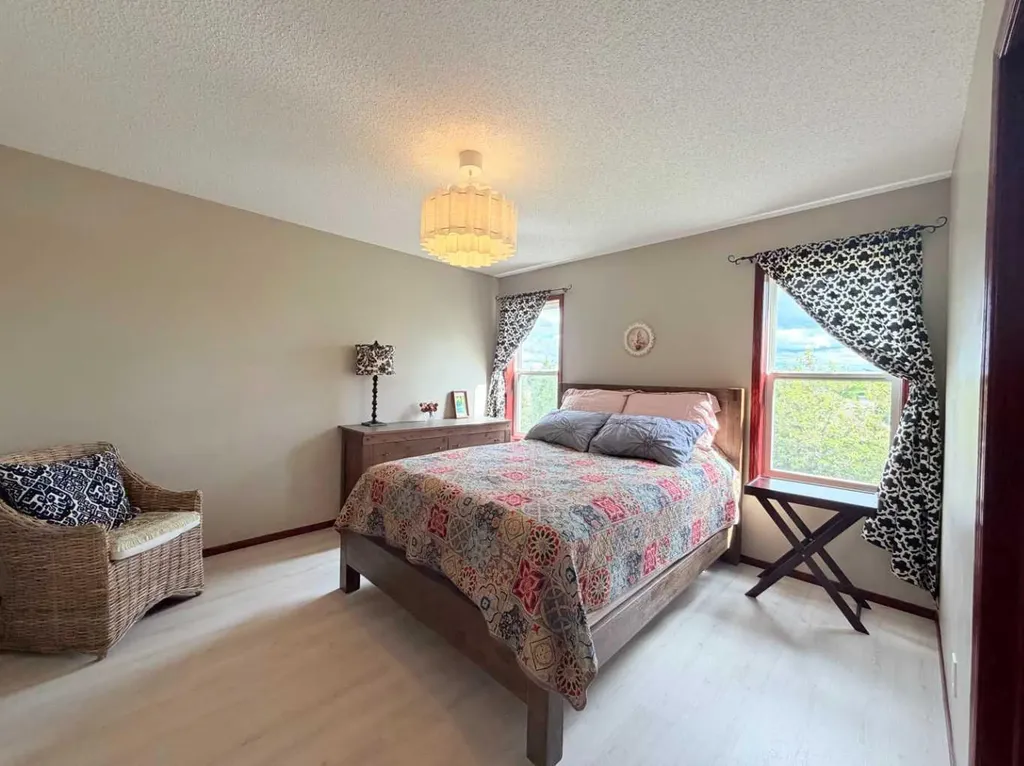 132 Somercrest Close SW Calgary AB T2Y3H8