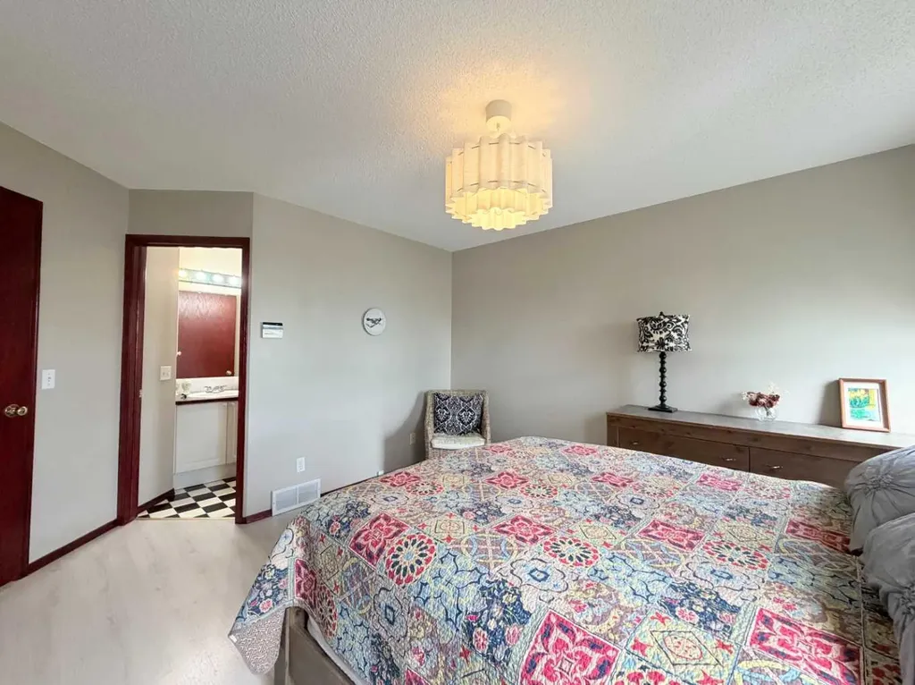 132 Somercrest Close SW Calgary AB T2Y3H8