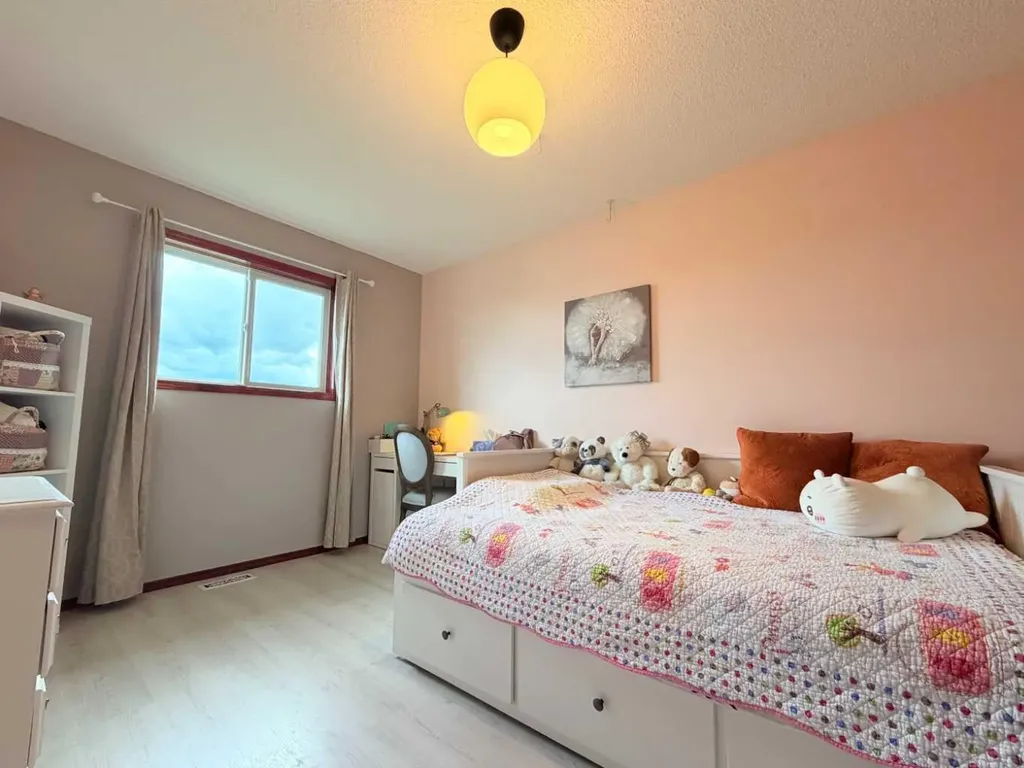132 Somercrest Close SW Calgary AB T2Y3H8