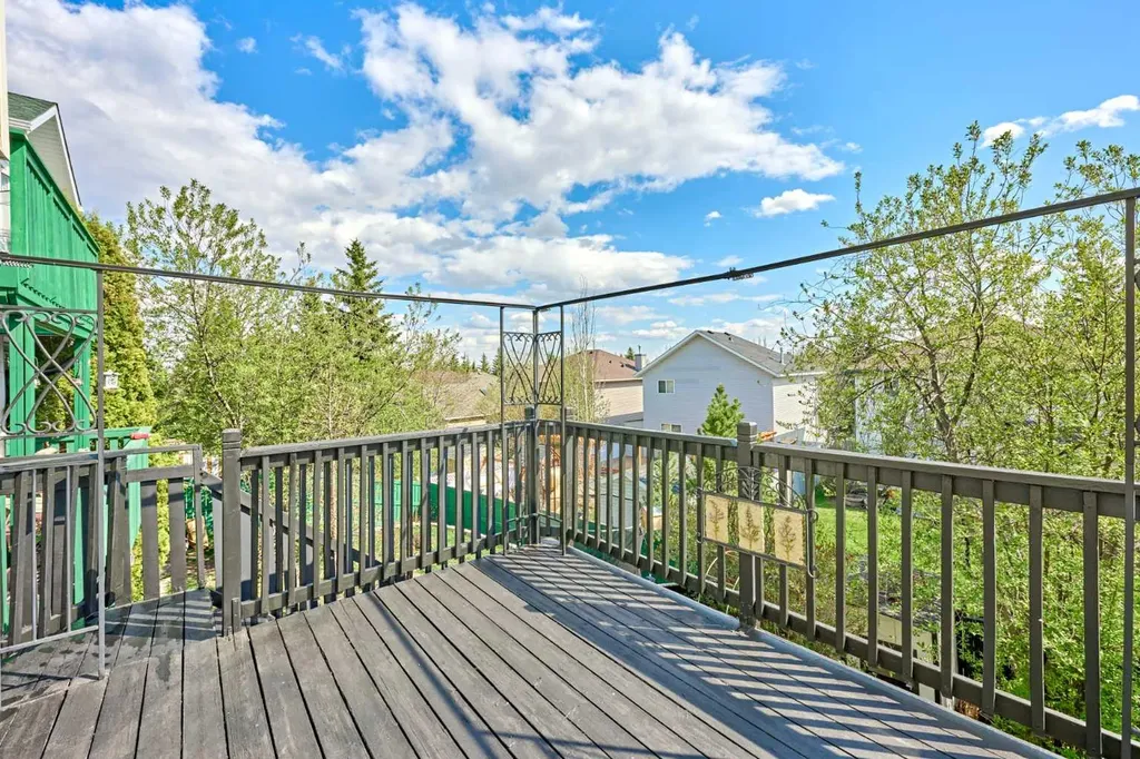 132 Somercrest Close SW Calgary AB T2Y3H8