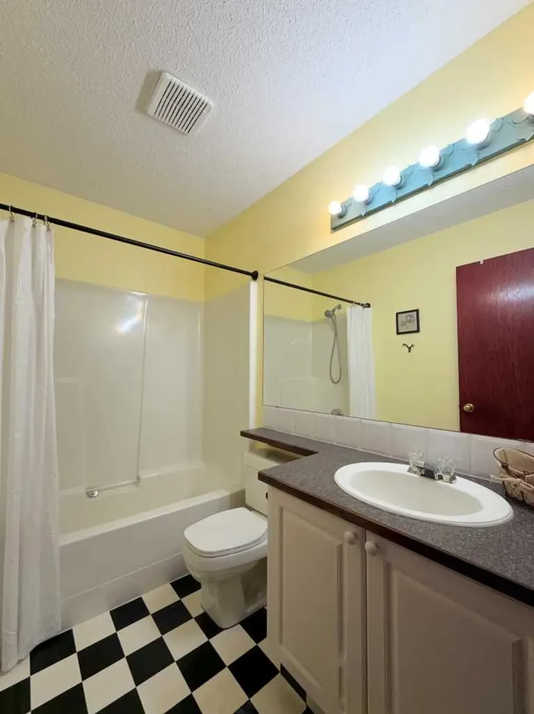 132 Somercrest Close SW Calgary AB T2Y3H8