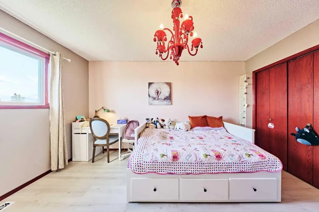 132 Somercrest Close SW Calgary AB T2Y3H8