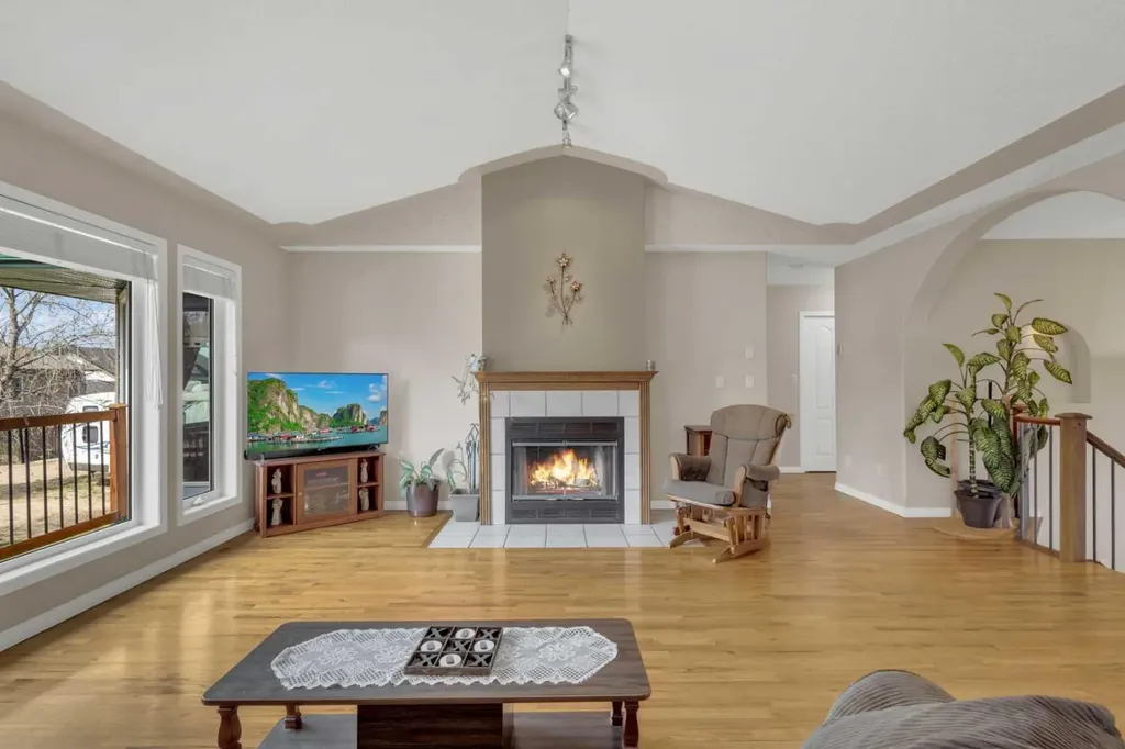 10 Fern Close Sylvan Lake AB T4S 1Y5