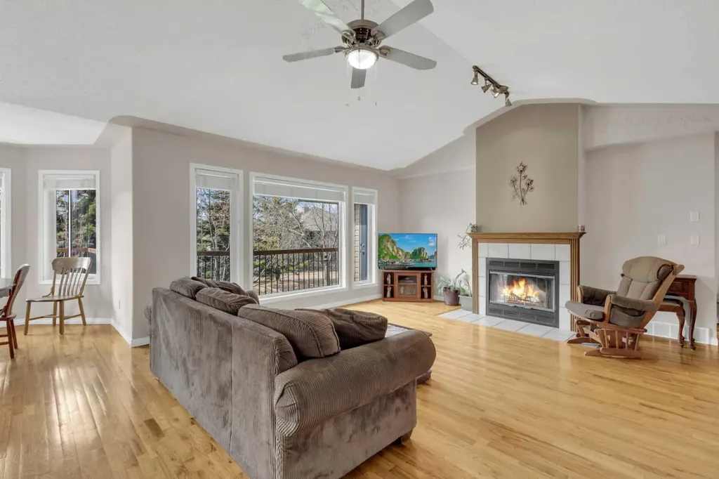 10 Fern Close Sylvan Lake AB T4S 1Y5
