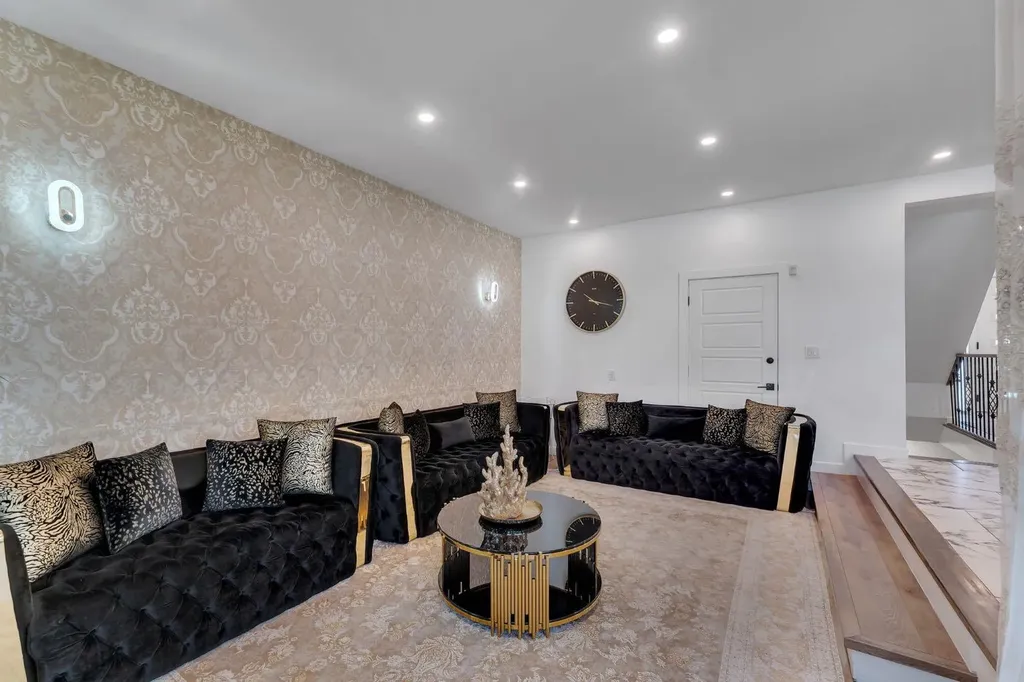 316 Templeton Circle NE Calgary AB T1Y 3Z2