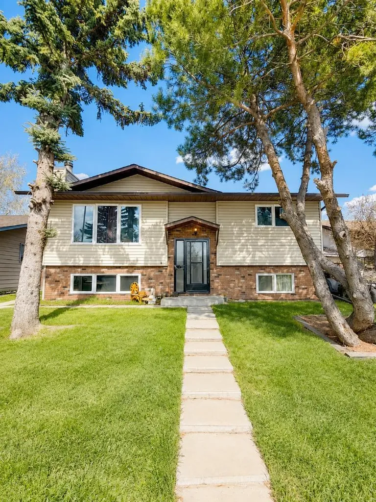252 Fallswater Road NE Calgary AB t3J1B3