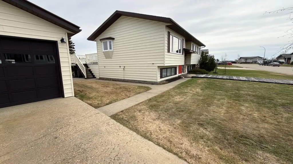9707 103 Street Nampa AB T0H 2R0