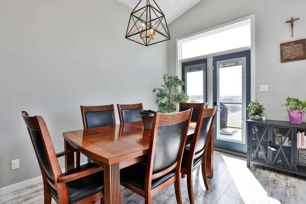 914 Maydell Palmer Vista N Lethbridge AB T1H 7B7