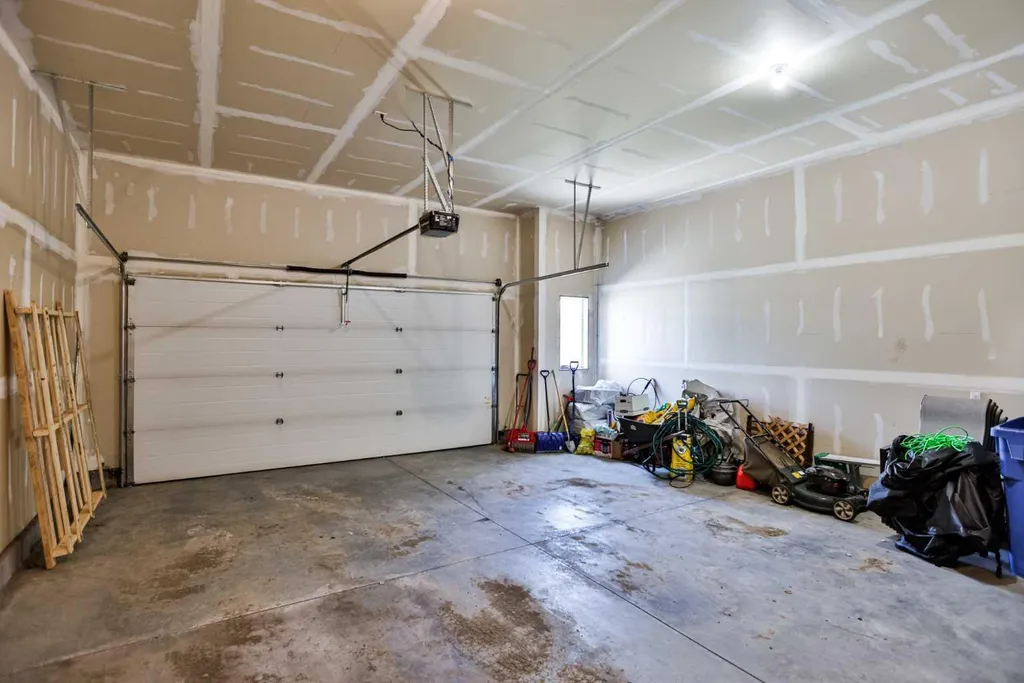914 Maydell Palmer Vista N Lethbridge AB T1H 7B7