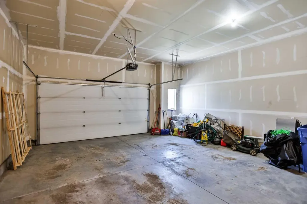 914 Maydell Palmer Vista N Lethbridge AB T1H 7B7