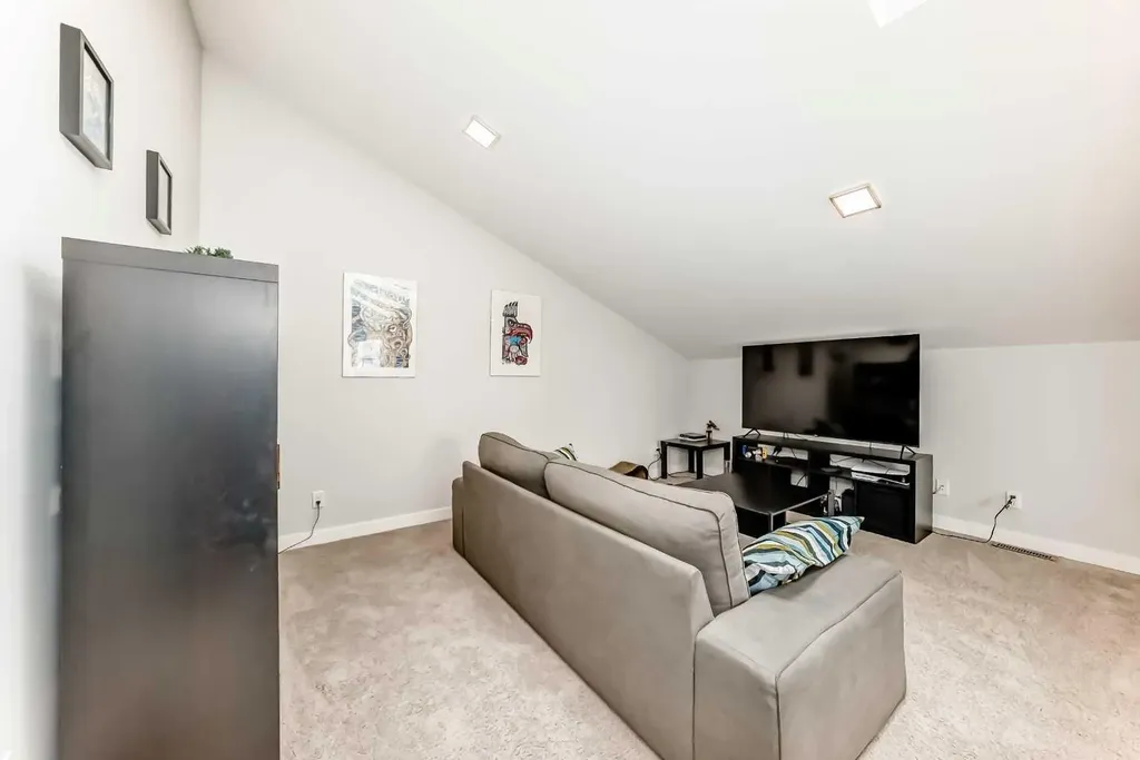 67 30 Avenue SW Calgary AB T2S2Y4
