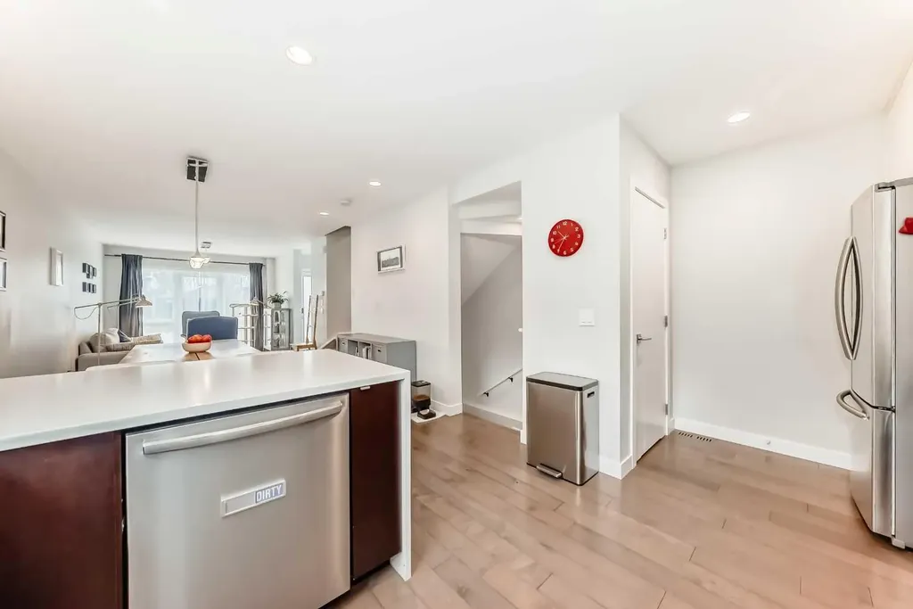 67 30 Avenue SW Calgary AB T2S2Y4