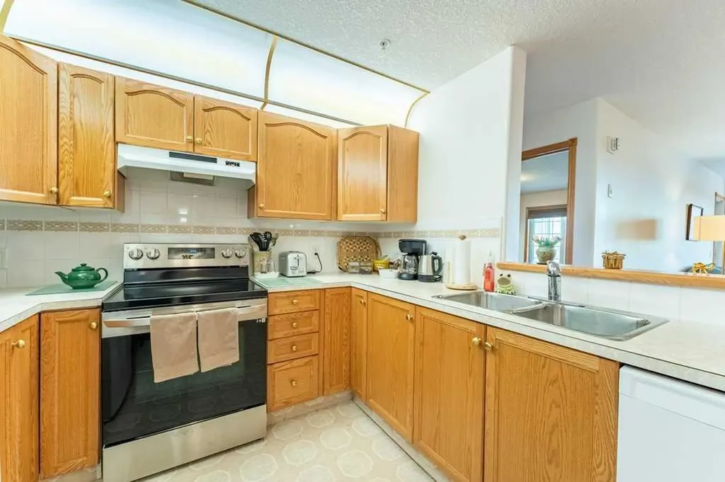 728 Country Hills Road NW Calgary AB T3K 5K8