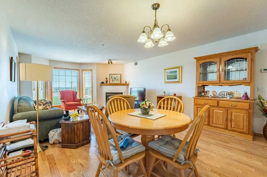 728 Country Hills Road NW Calgary AB T3K 5K8