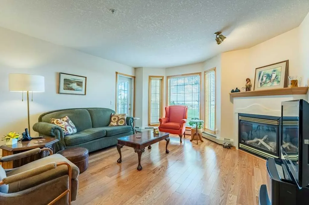 728 Country Hills Road NW Calgary AB T3K 5K8