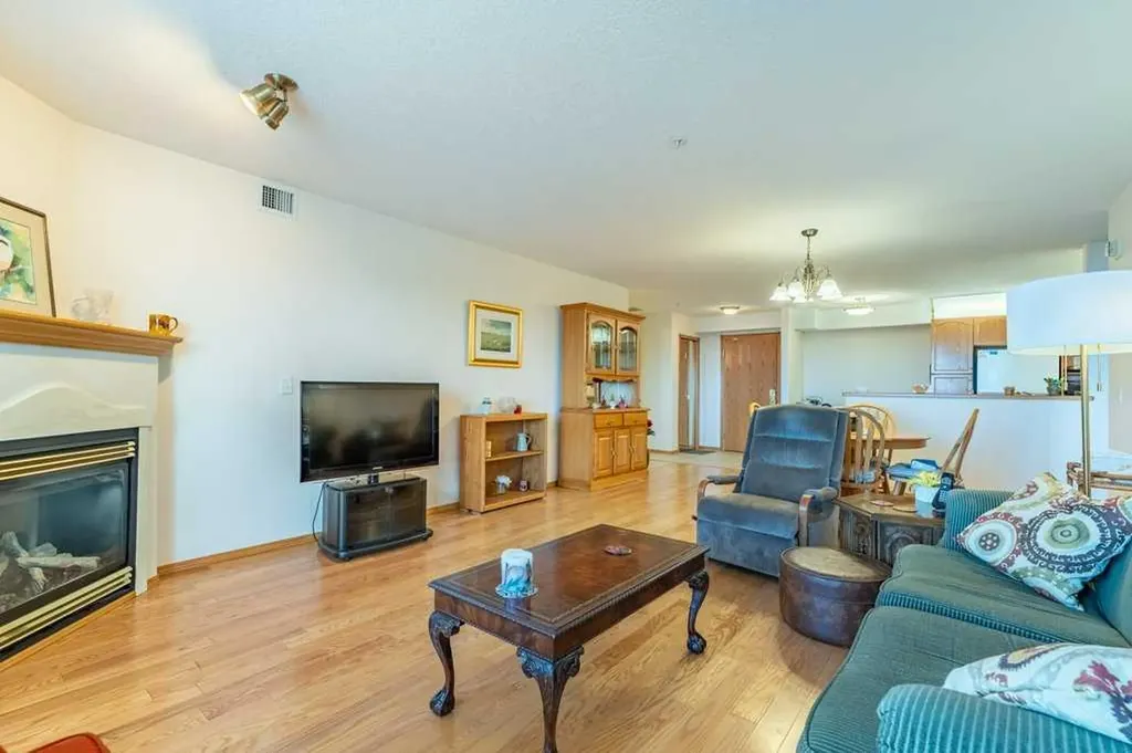 728 Country Hills Road NW Calgary AB T3K 5K8
