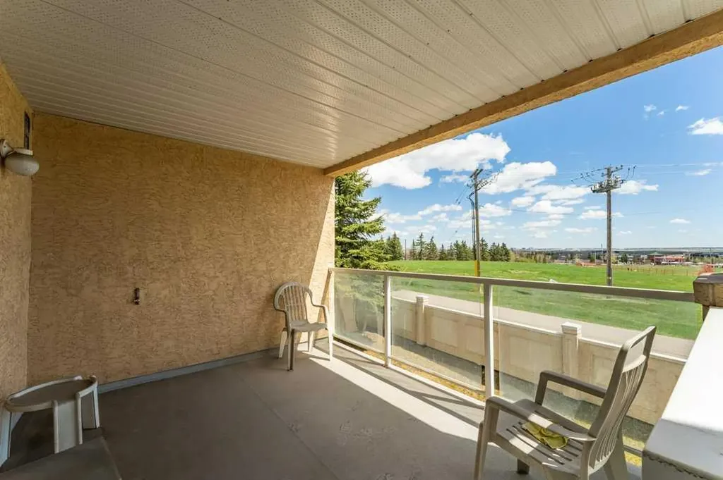 728 Country Hills Road NW Calgary AB T3K 5K8