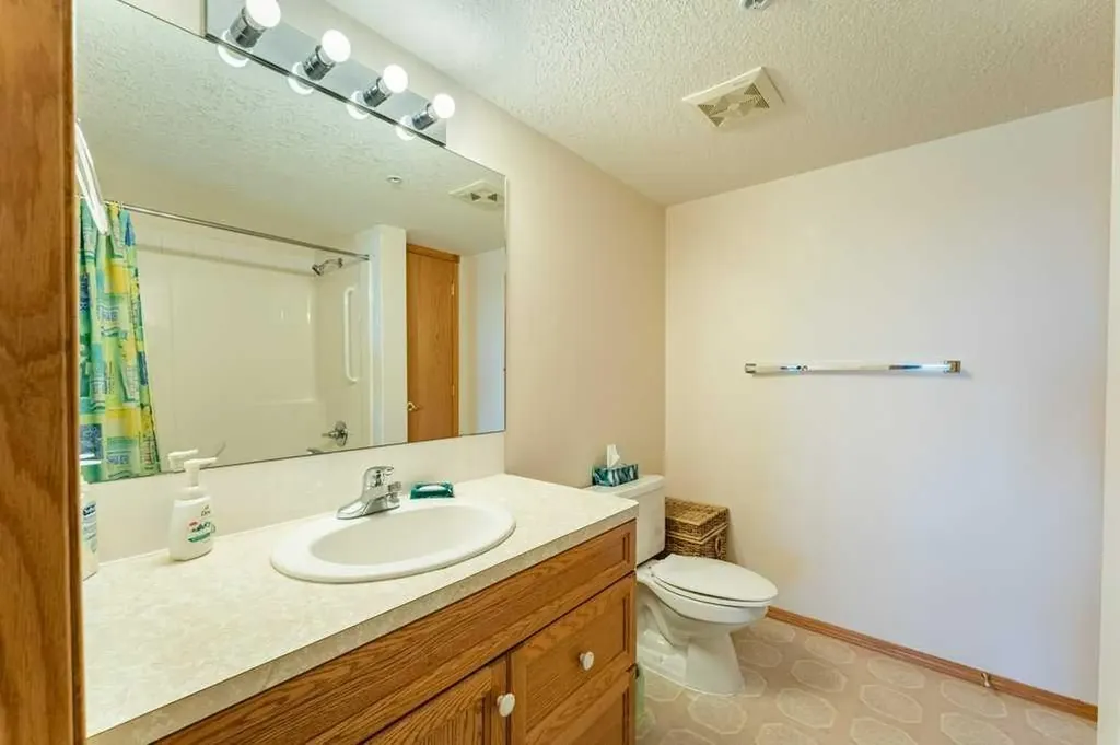 728 Country Hills Road NW Calgary AB T3K 5K8