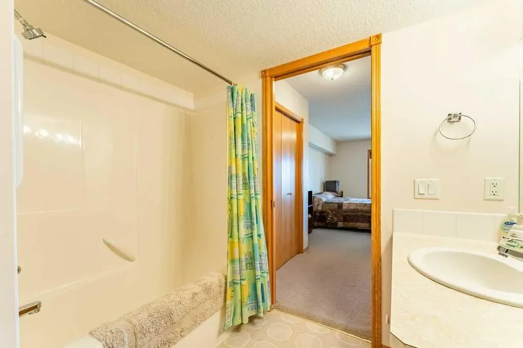 728 Country Hills Road NW Calgary AB T3K 5K8