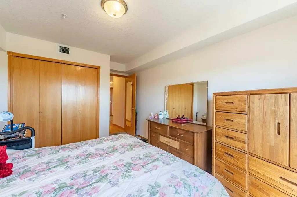 728 Country Hills Road NW Calgary AB T3K 5K8