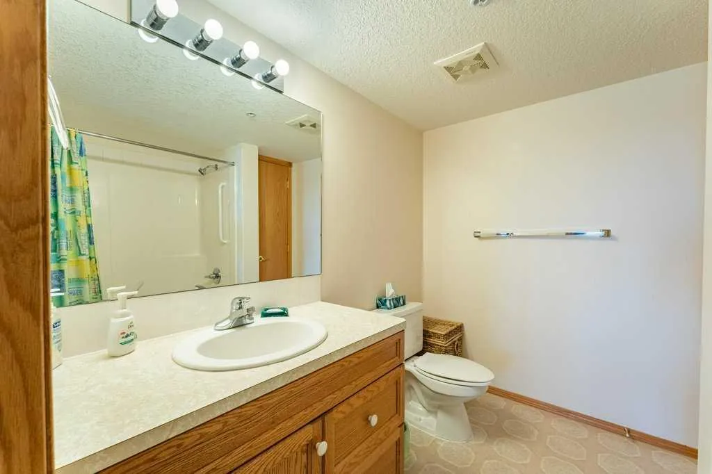 728 Country Hills Road NW Calgary AB T3K 5K8