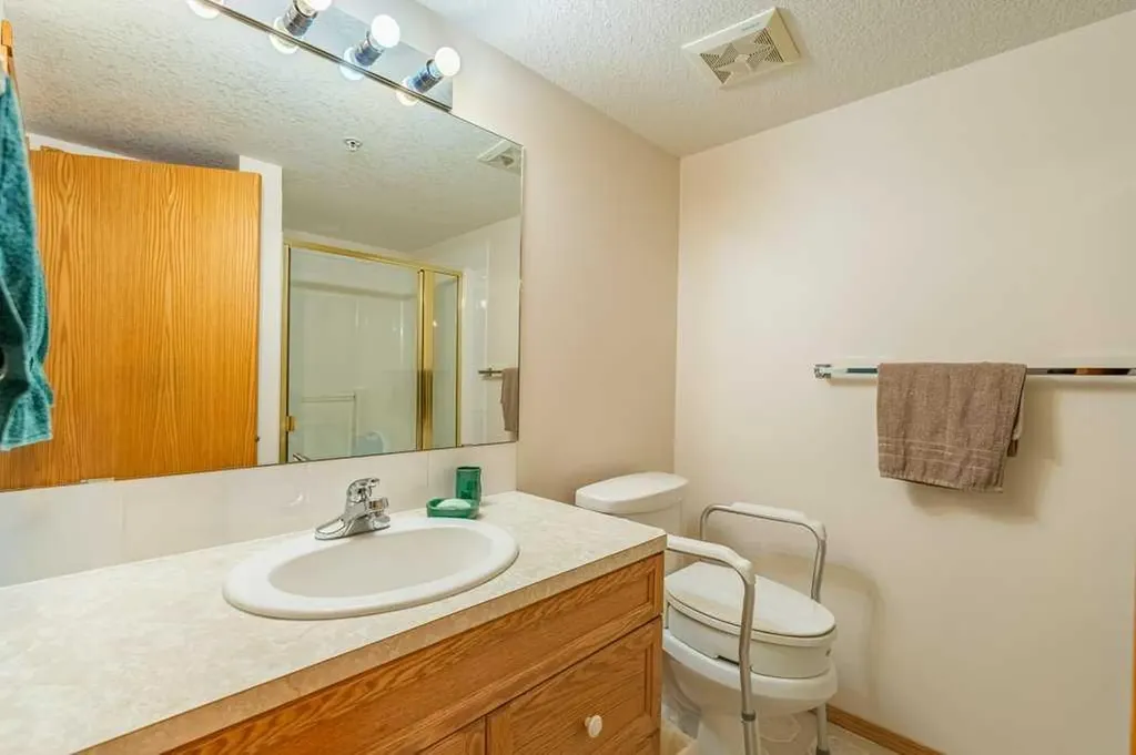 728 Country Hills Road NW Calgary AB T3K 5K8