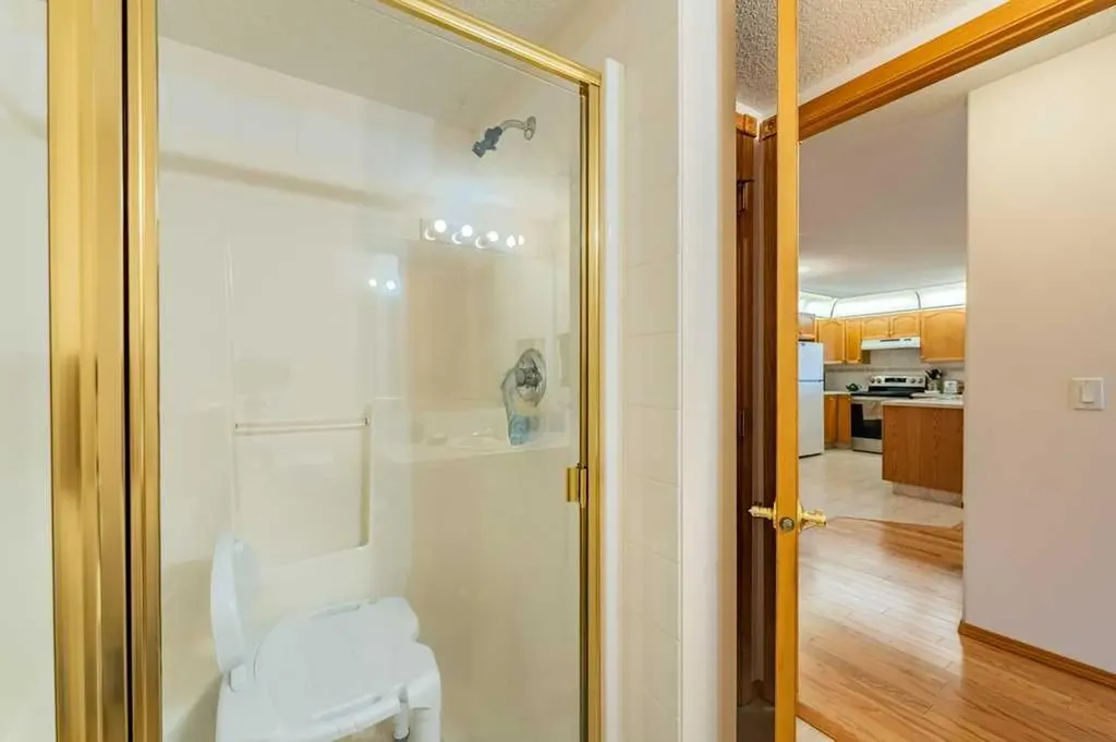 728 Country Hills Road NW Calgary AB T3K 5K8