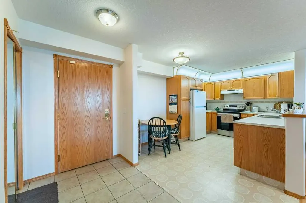 728 Country Hills Road NW Calgary AB T3K 5K8