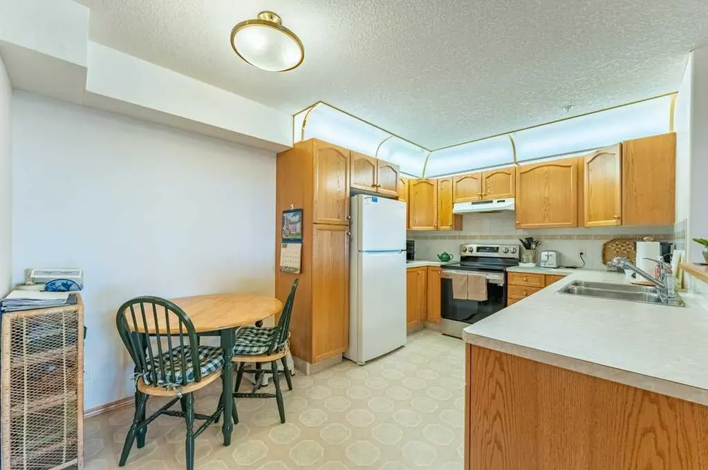 728 Country Hills Road NW Calgary AB T3K 5K8