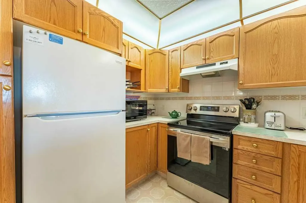 728 Country Hills Road NW Calgary AB T3K 5K8