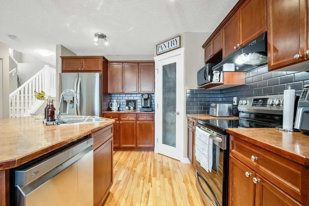 221 Drake Landing Lane Okotoks AB T1S 2M4