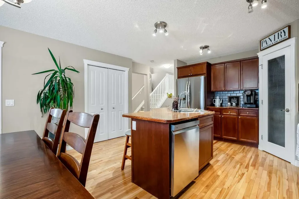 221 Drake Landing Lane Okotoks AB T1S 2M4