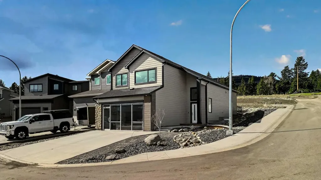 8619 25 Avenue Coleman AB T0K 0M0