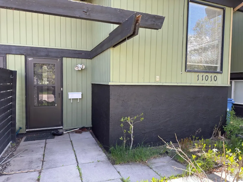 11010 5 Street SW Calgary AB T2W 1Y6