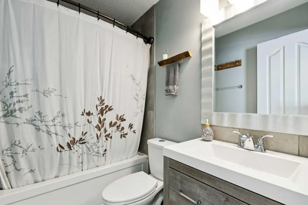 68 Templegreen Bay NE Calgary AB T1Y 4Z3