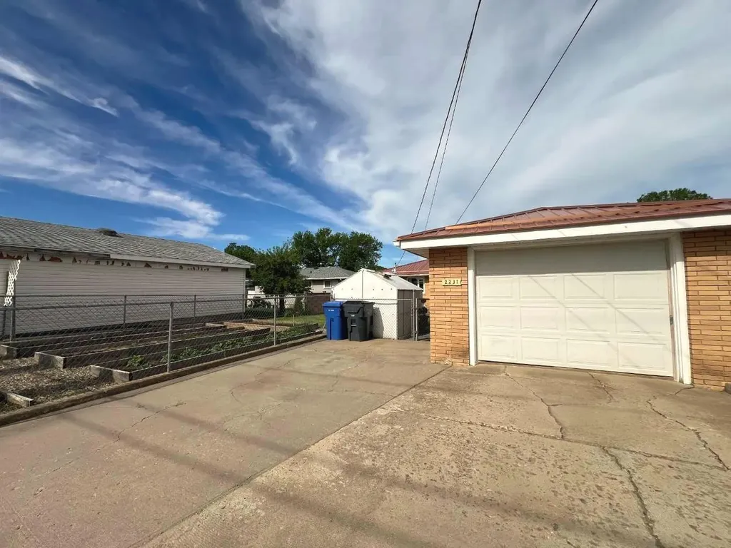 2231 20 Avenue SE Medicine Hat AB T1A3Y8
