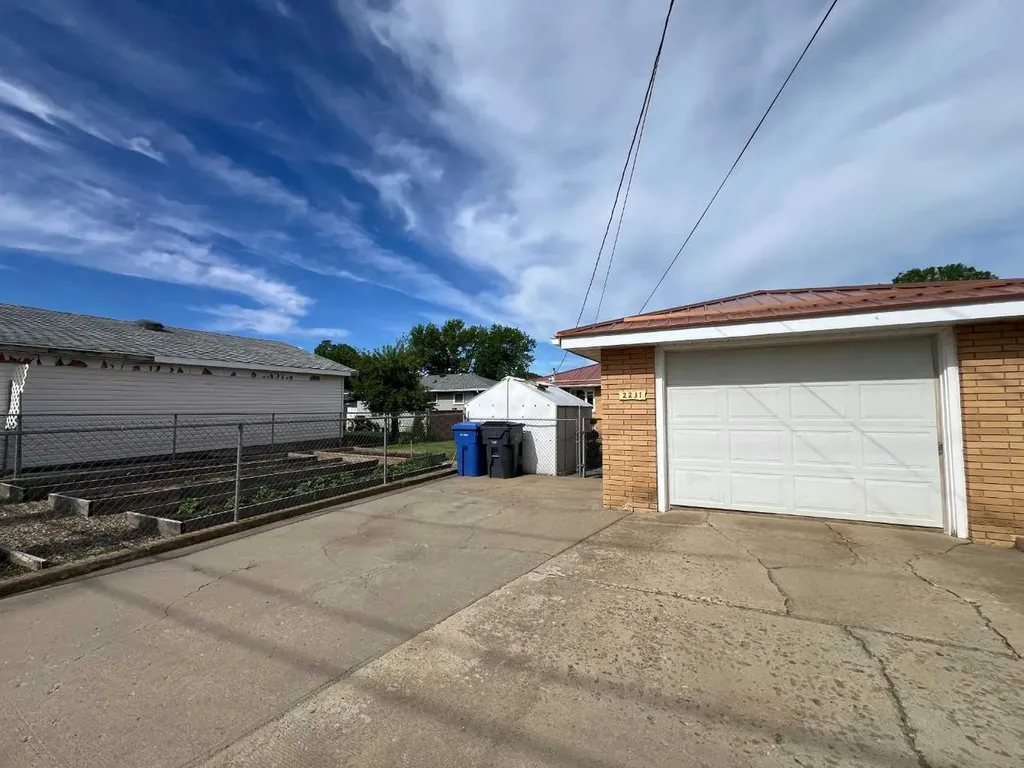 2231 20 Avenue SE Medicine Hat AB T1A3Y8