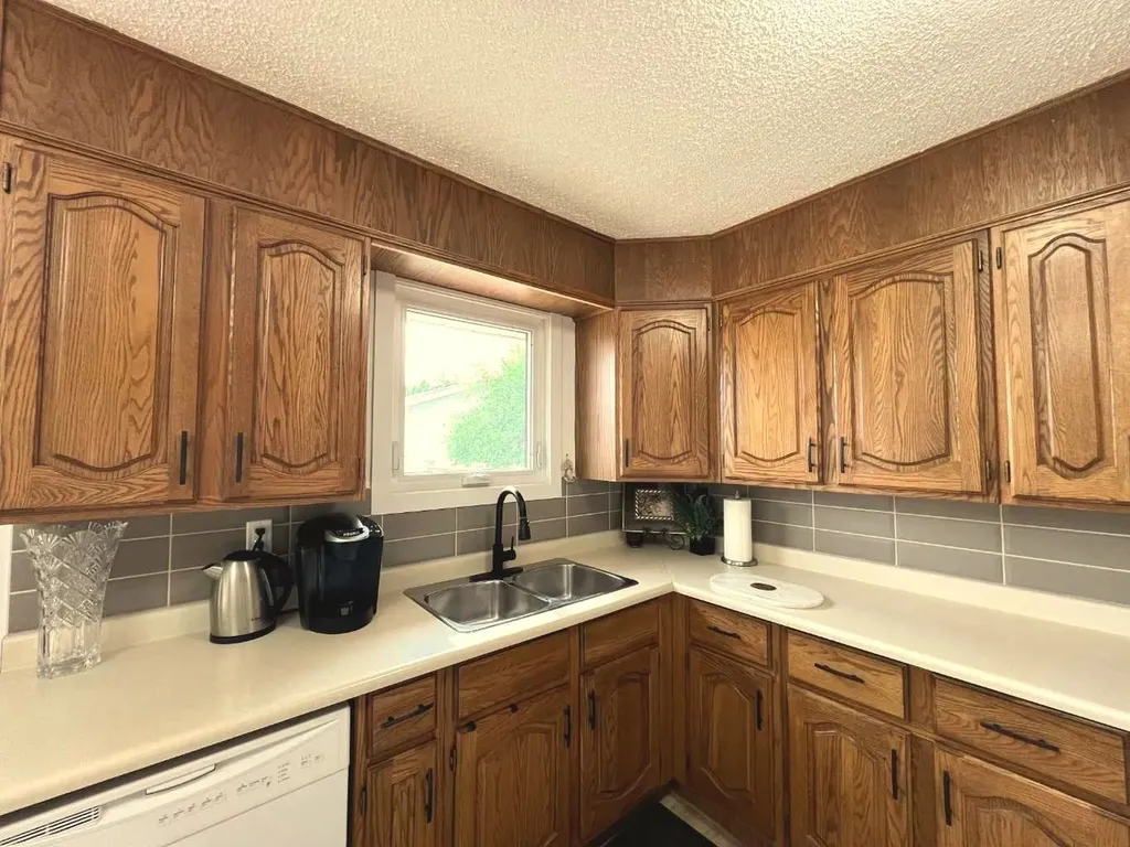 2231 20 Avenue SE Medicine Hat AB T1A3Y8