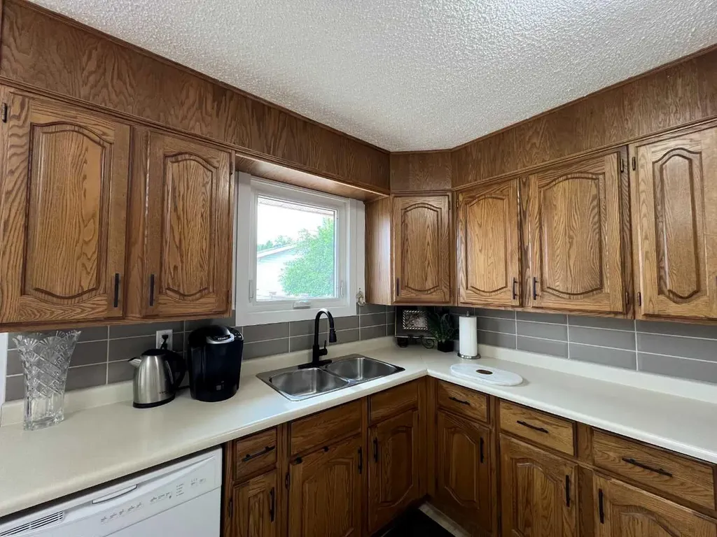 2231 20 Avenue SE Medicine Hat AB T1A3Y8