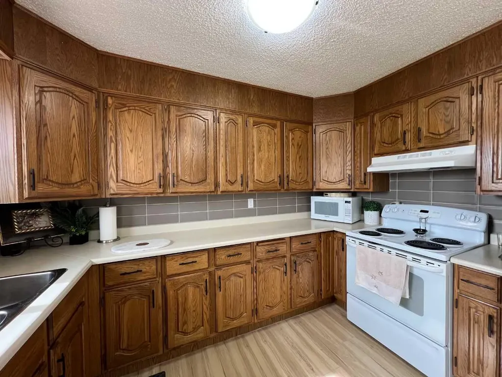 2231 20 Avenue SE Medicine Hat AB T1A3Y8