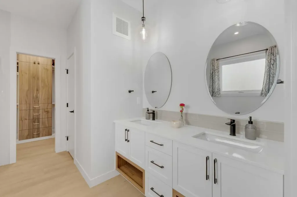 12 Emmett Crescent Red Deer AB T4P 3G8