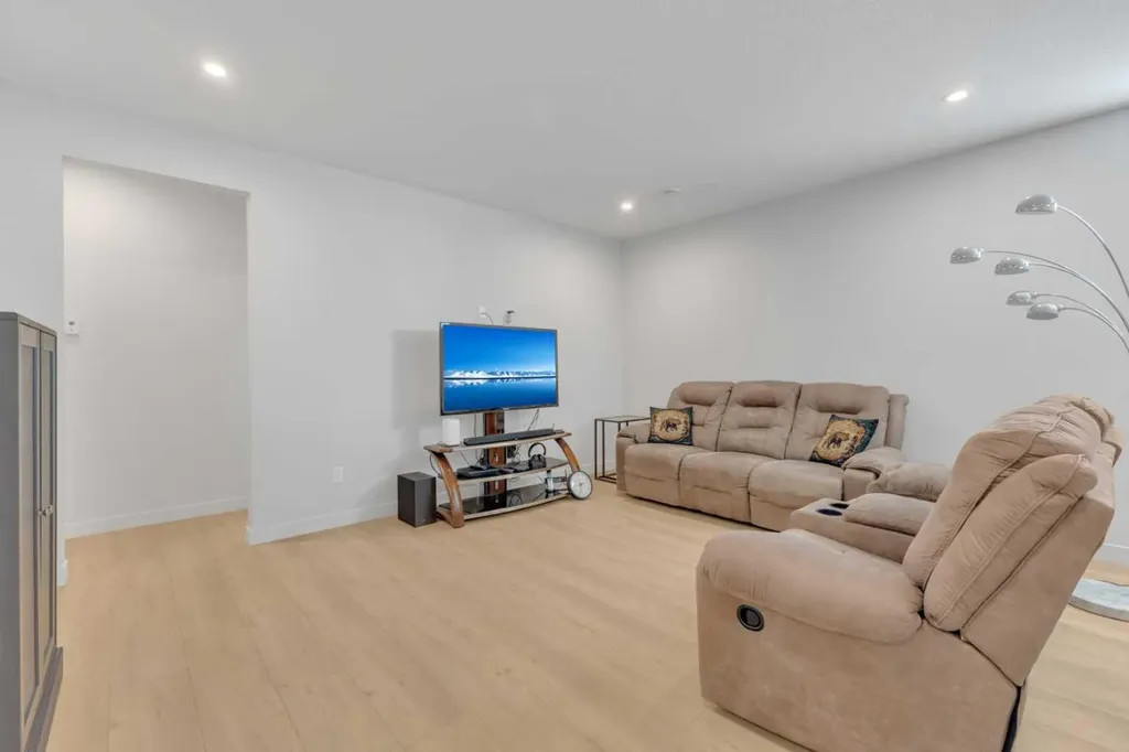 12 Emmett Crescent Red Deer AB T4P 3G8