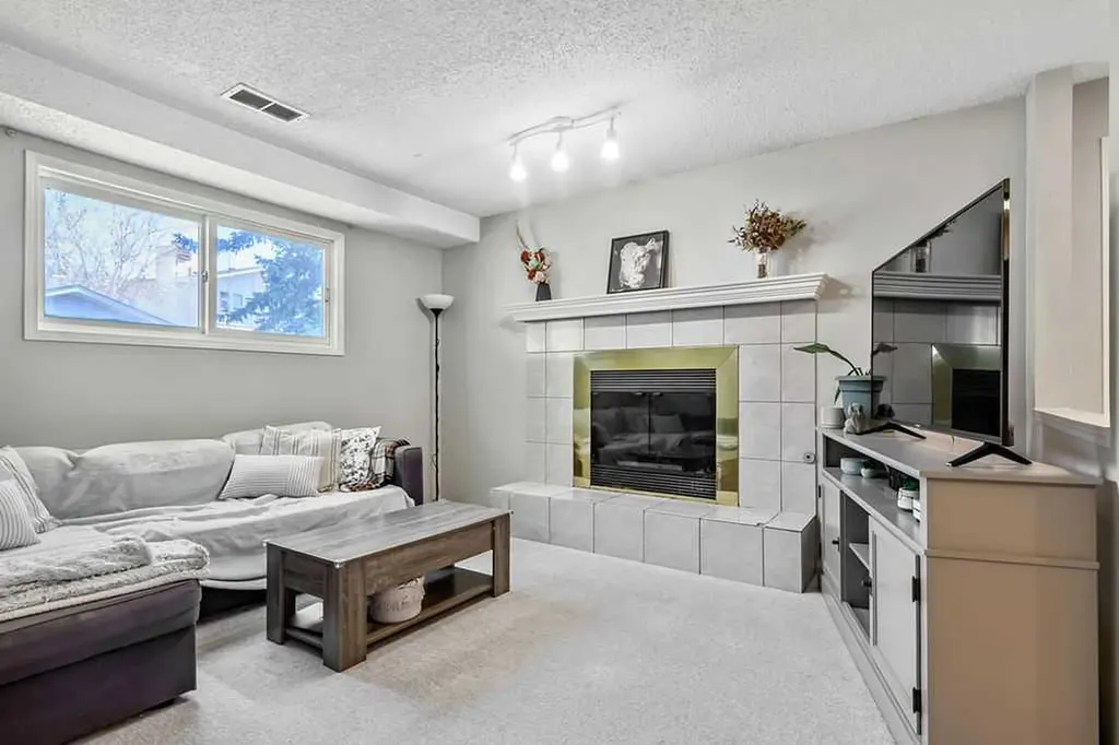 52 Hunters Crescent Okotoks AB T1S 1M2