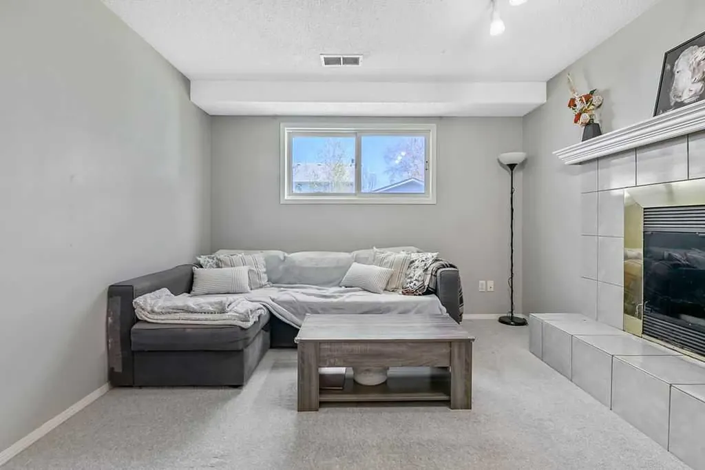 52 Hunters Crescent Okotoks AB T1S 1M2