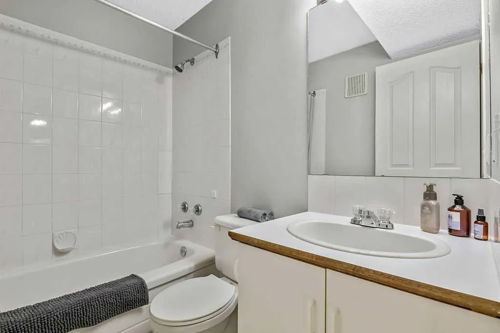 52 Hunters Crescent Okotoks AB T1S 1M2